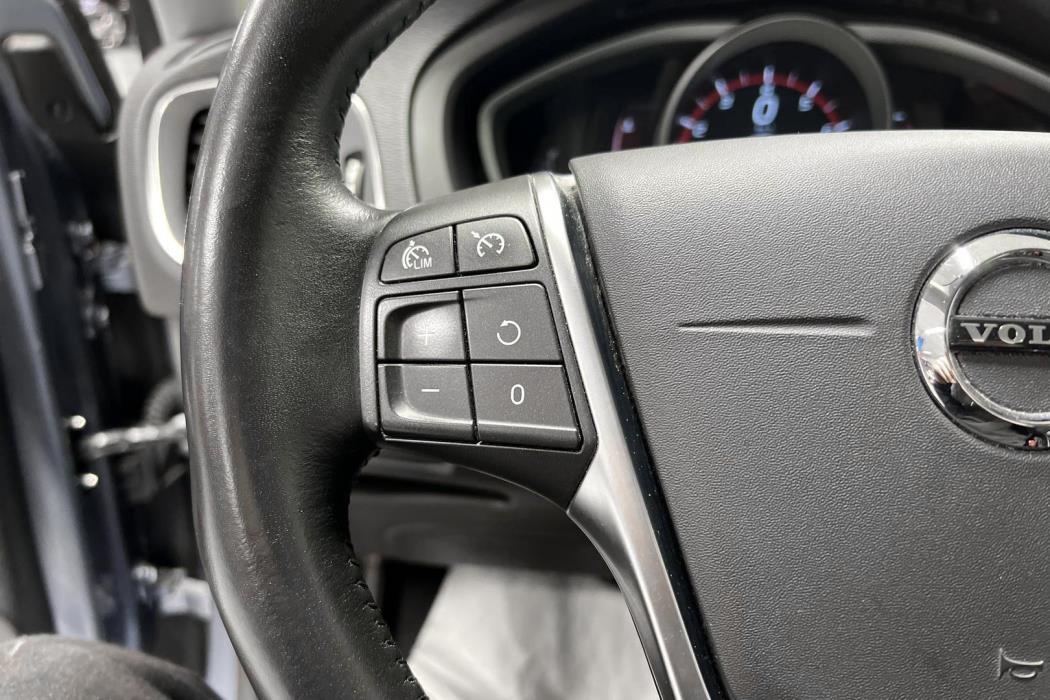 VOLVO V40 2017