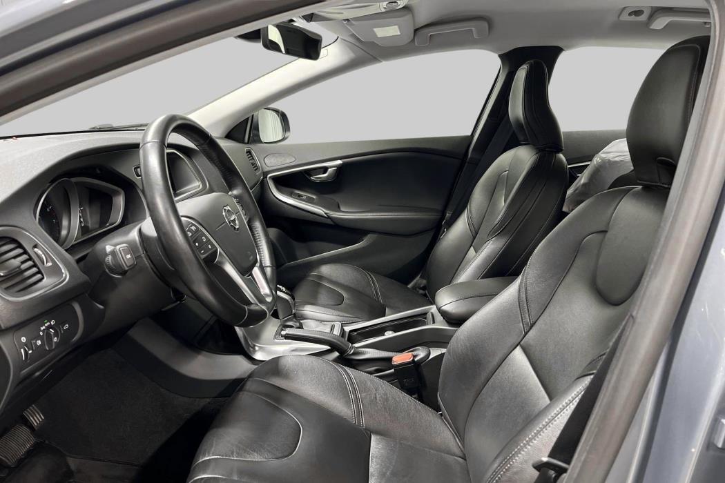 VOLVO V40 2017