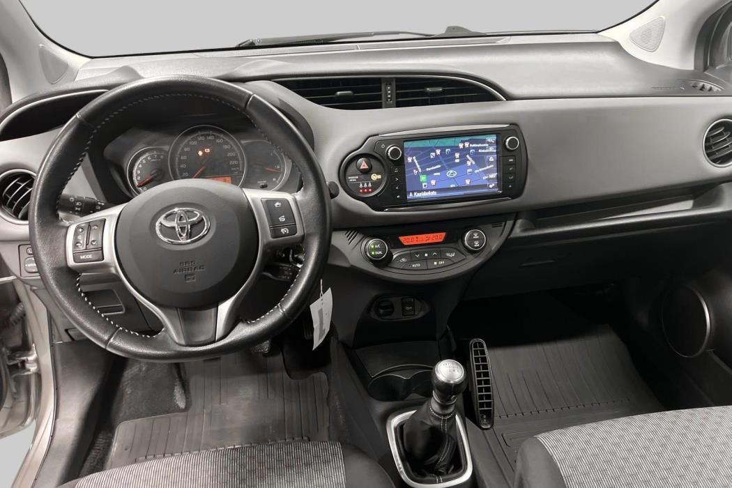 TOYOTA Yaris 2015