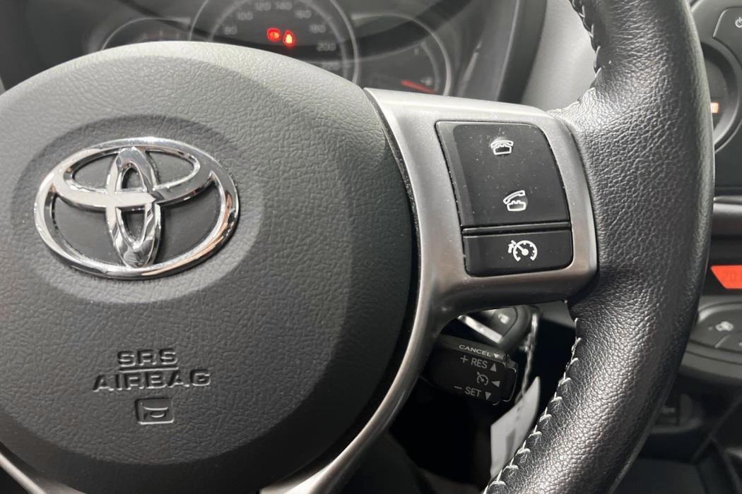 TOYOTA Yaris 2015