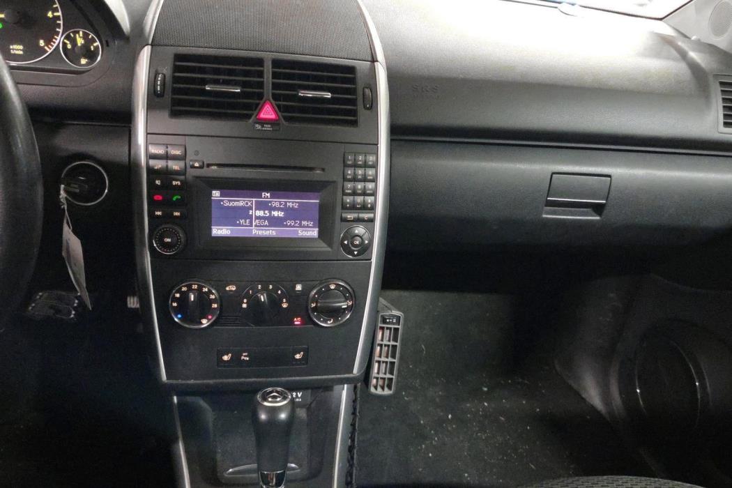 MERCEDES-BENZ A 2011