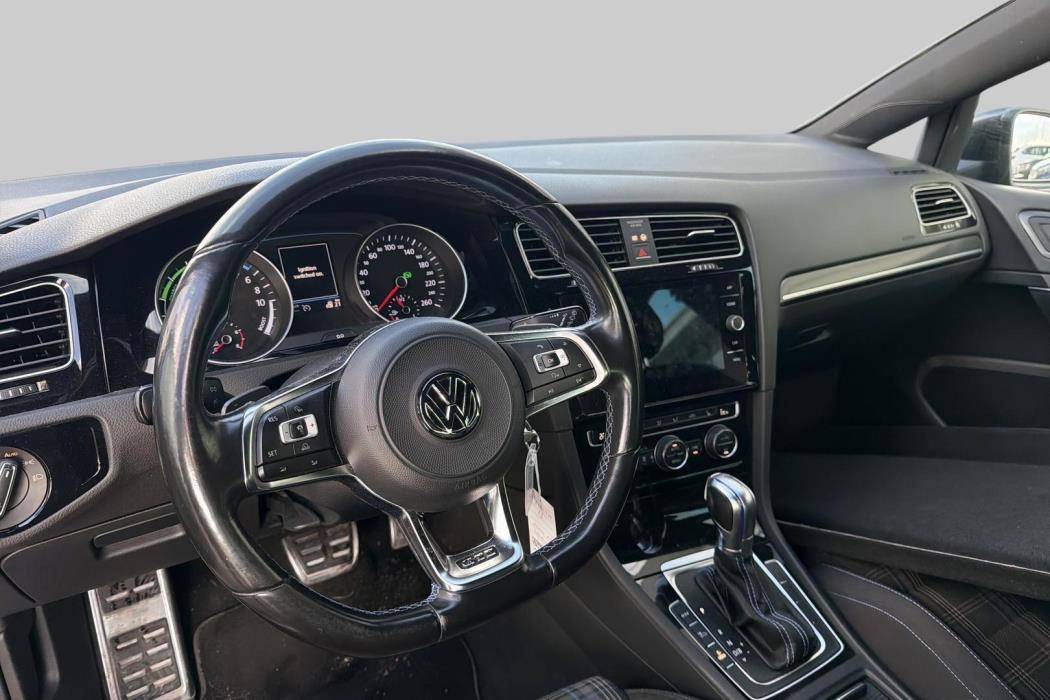 VOLKSWAGEN Golf 2017