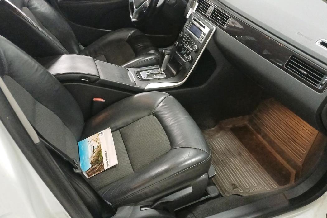 VOLVO V70 2011