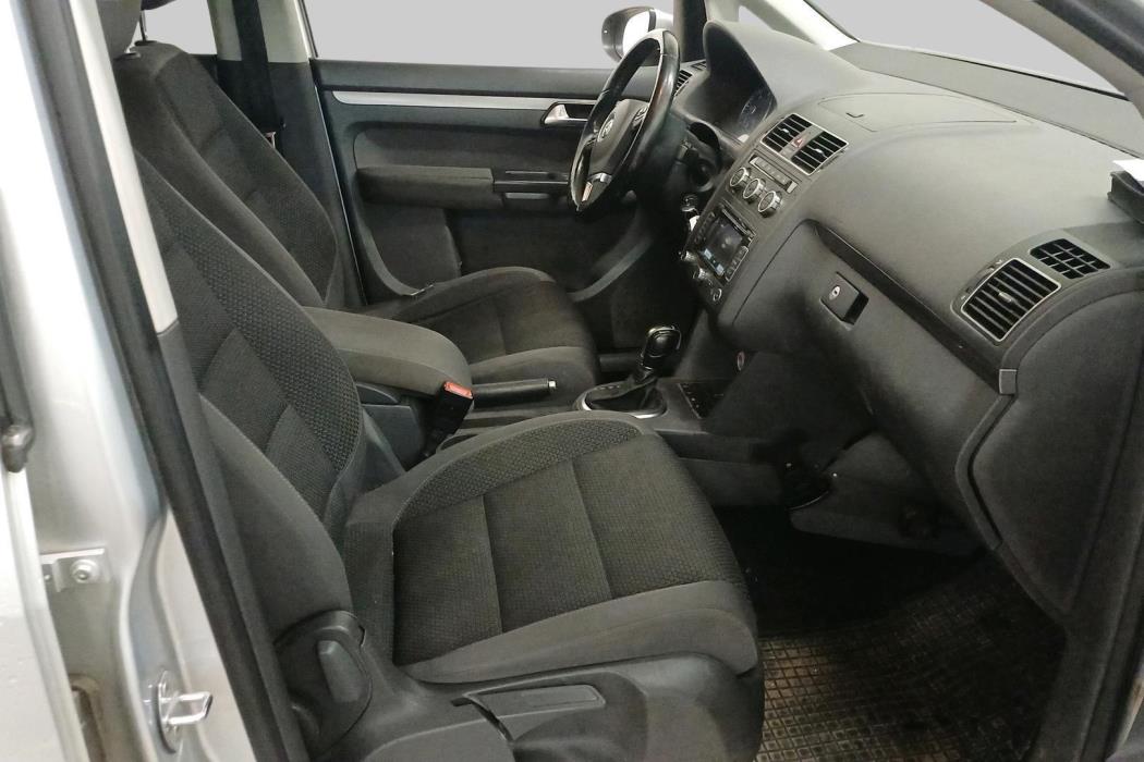VOLKSWAGEN Touran 2013