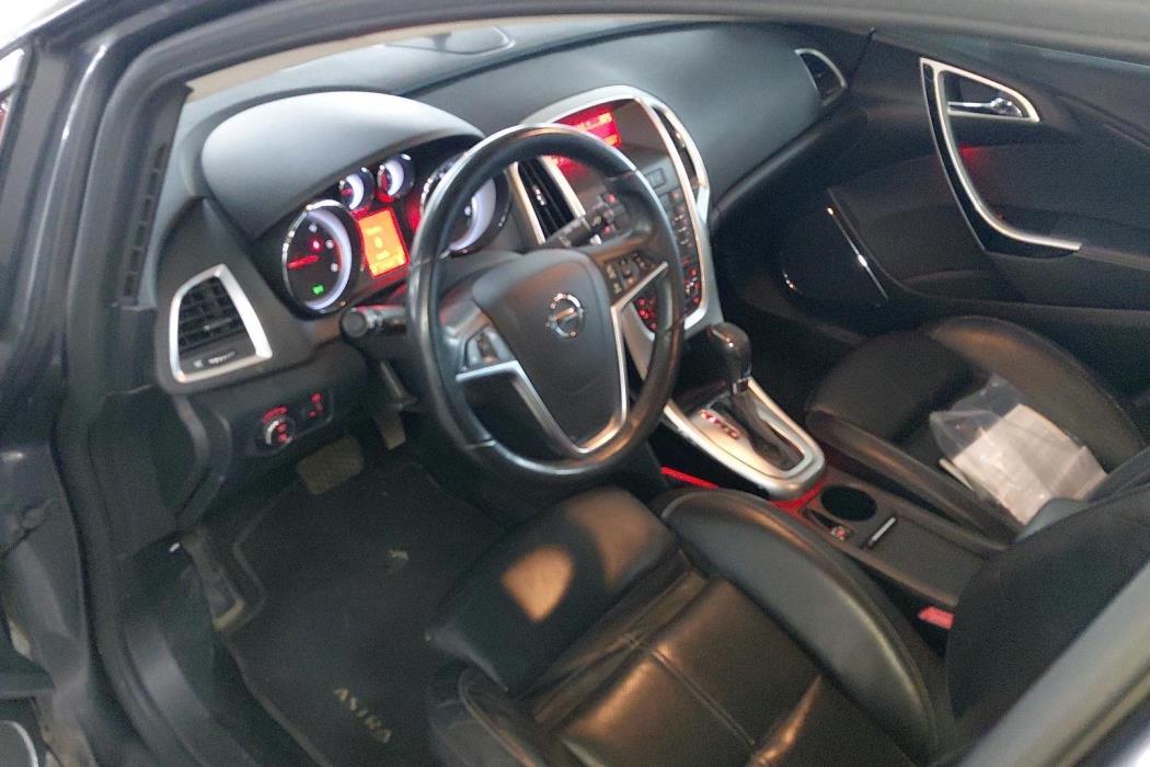 OPEL Astra 2011