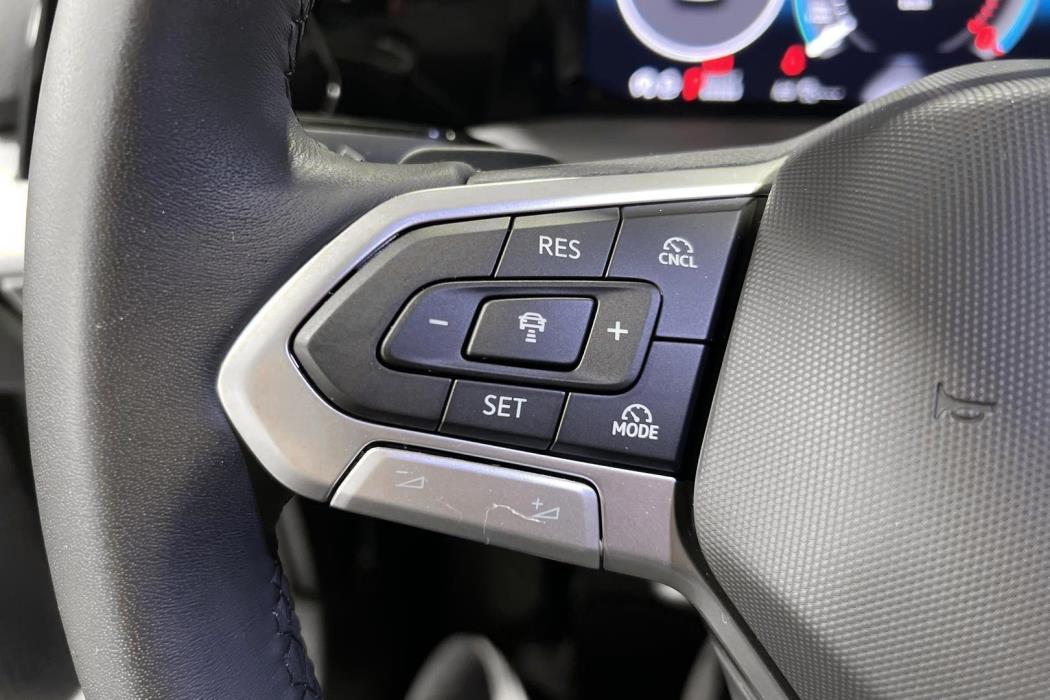 VOLKSWAGEN Golf 2025