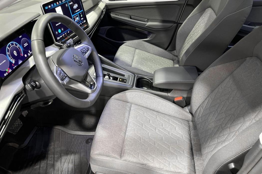 VOLKSWAGEN Golf 2025