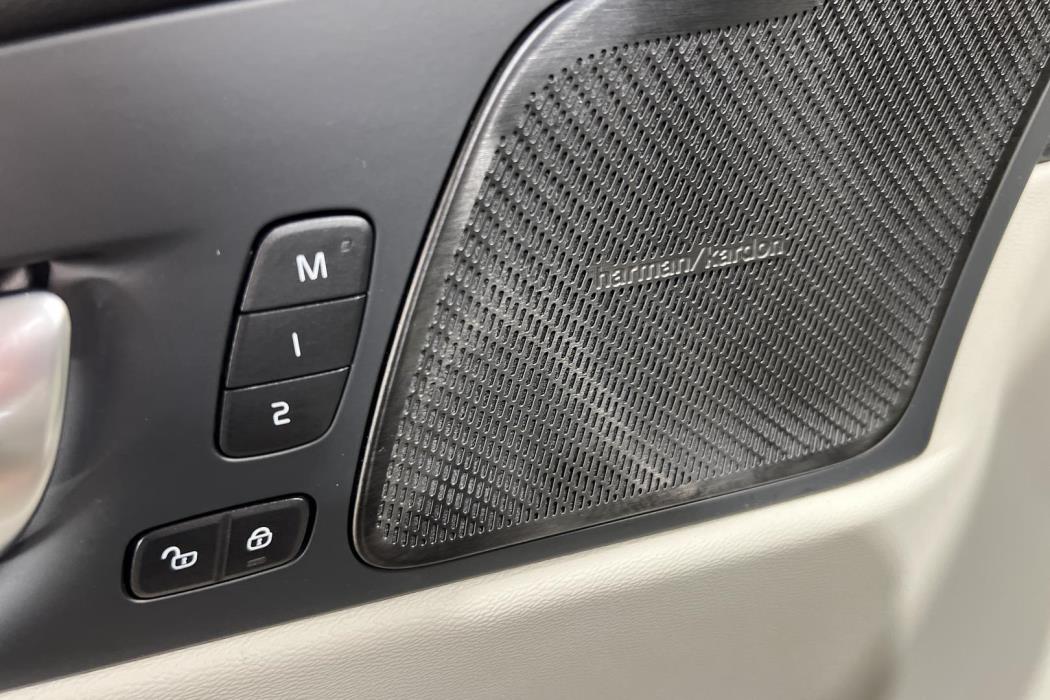 VOLVO XC60 2023