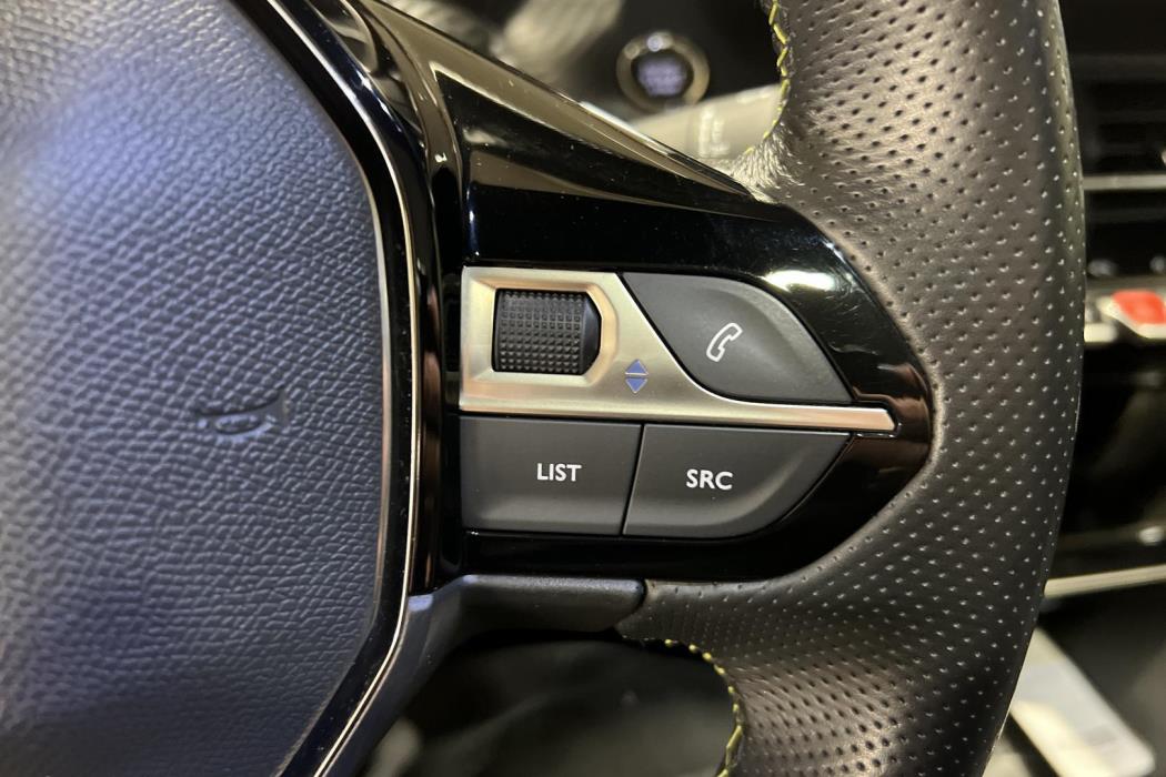 PEUGEOT e-208 2021