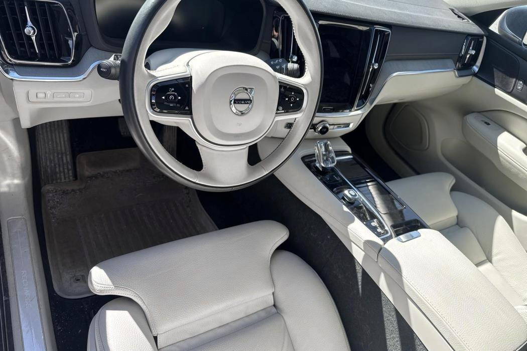 VOLVO V60 2022