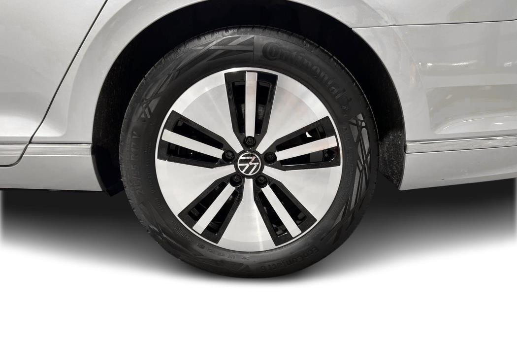 VOLKSWAGEN Passat 2023