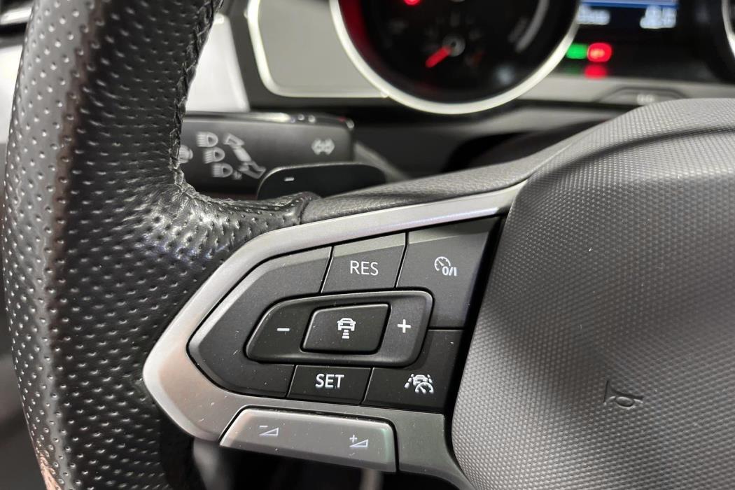 VOLKSWAGEN Passat 2023