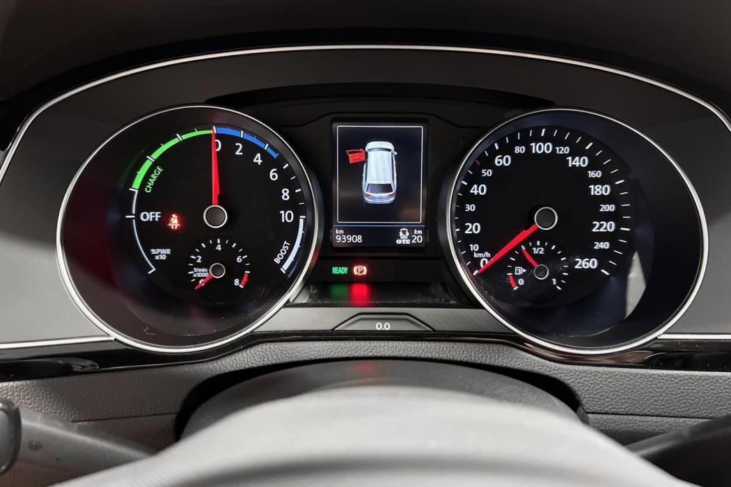 VOLKSWAGEN Passat 2023