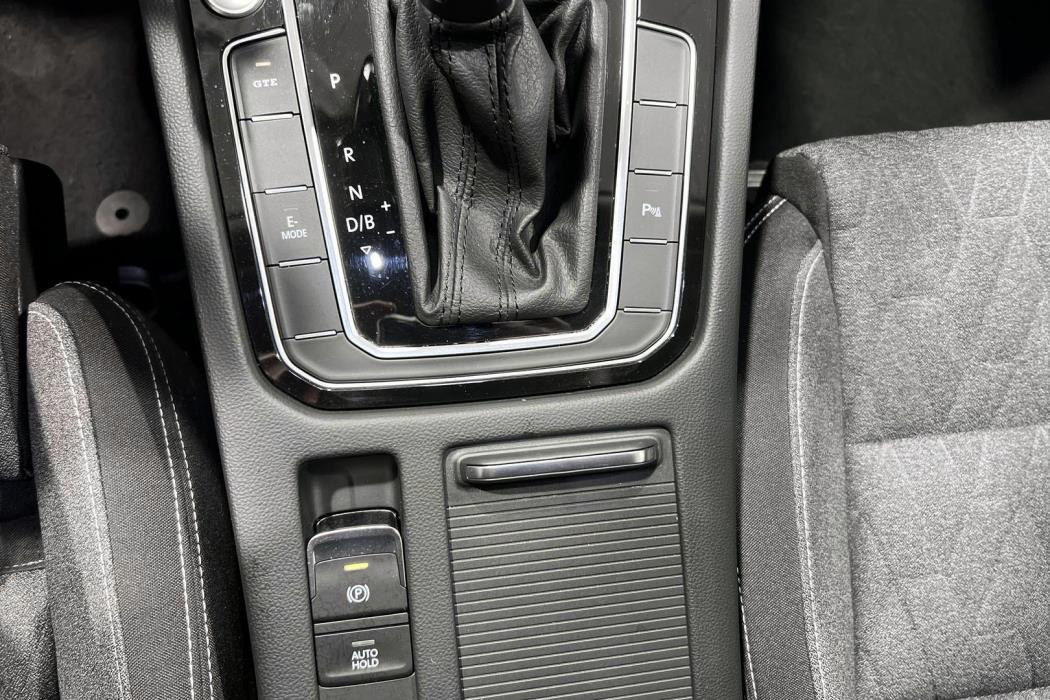 VOLKSWAGEN Passat 2023