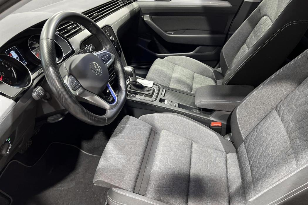 VOLKSWAGEN Passat 2023
