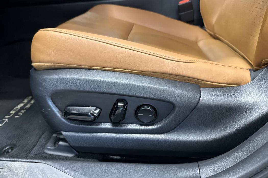 LEXUS UX 2021
