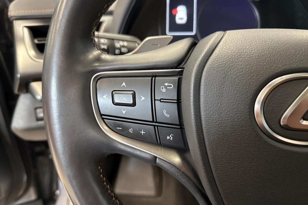 LEXUS UX 2021