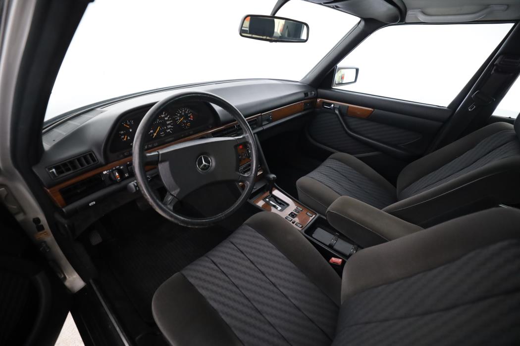 Mercedes-Benz 260 1989