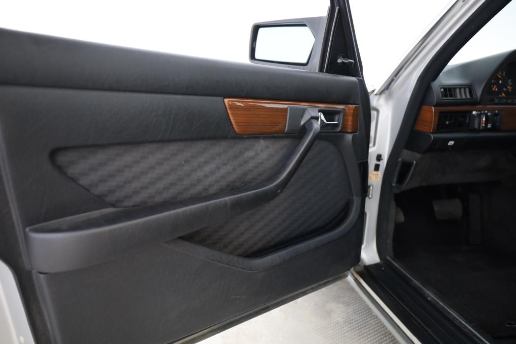 Mercedes-Benz 260 1989
