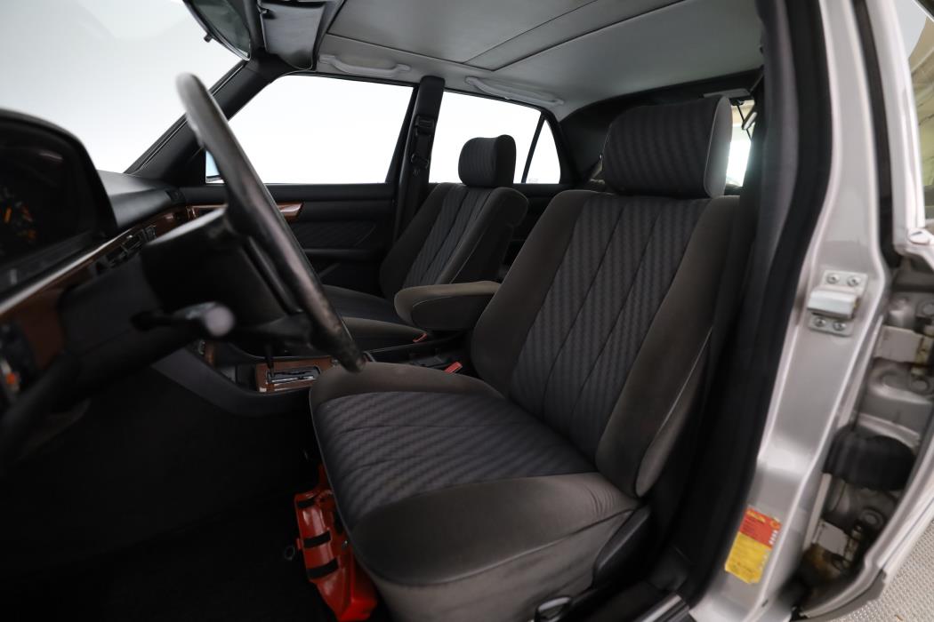 Mercedes-Benz 260 1989