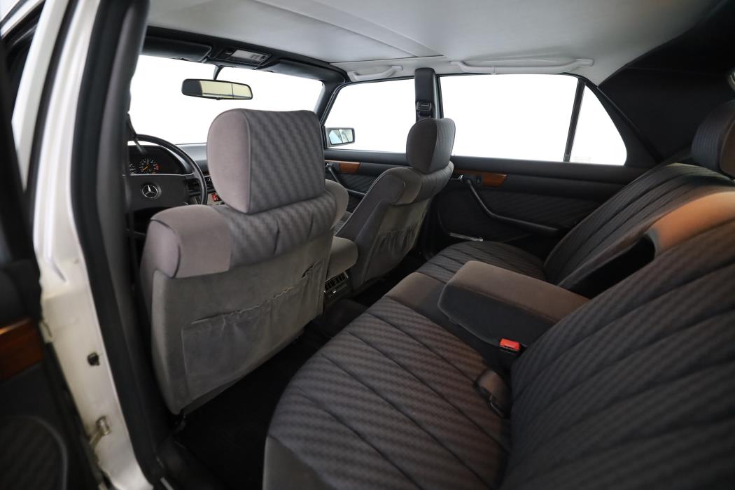 Mercedes-Benz 260 1989