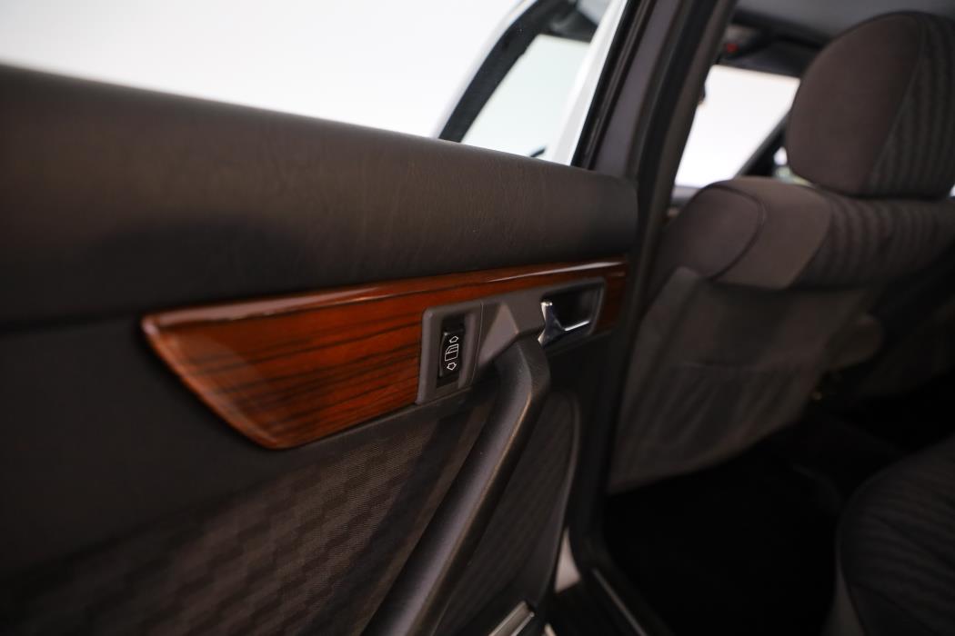 Mercedes-Benz 260 1989