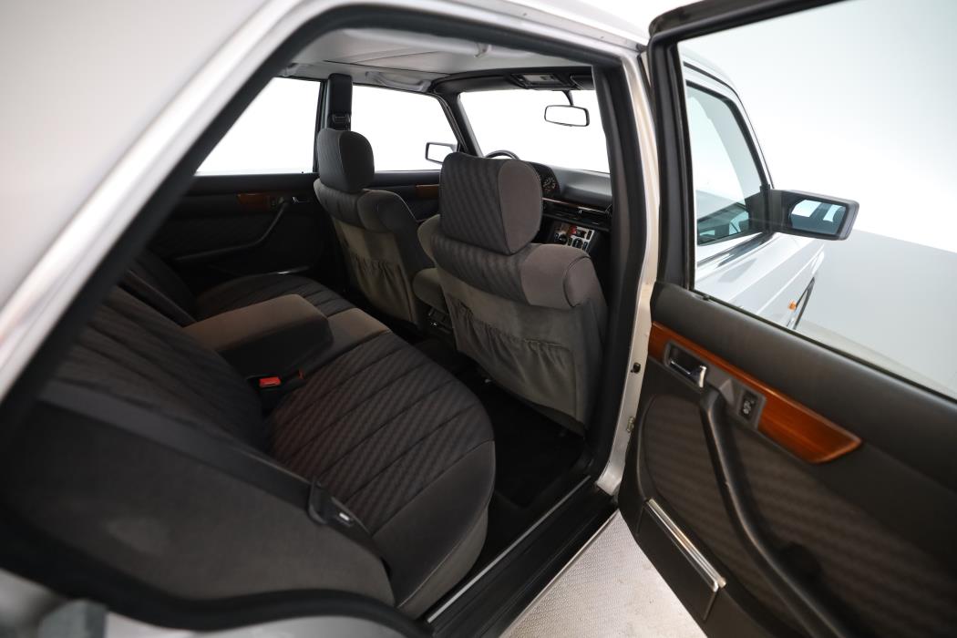 Mercedes-Benz 260 1989