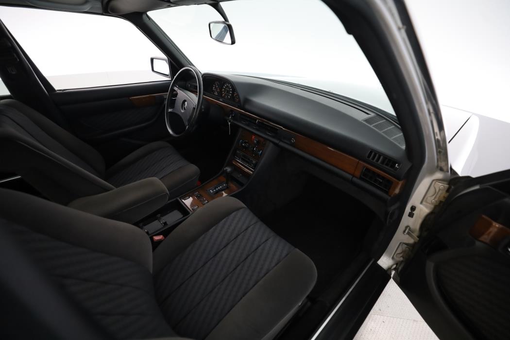 Mercedes-Benz 260 1989