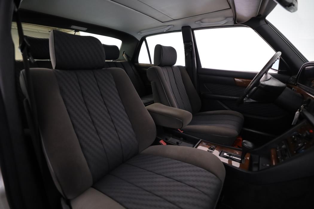 Mercedes-Benz 260 1989