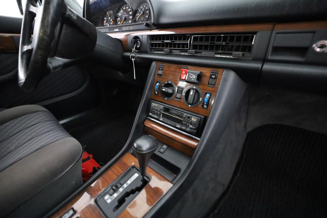Mercedes-Benz 260 1989