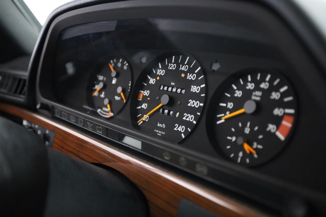 Mercedes-Benz 260 1989