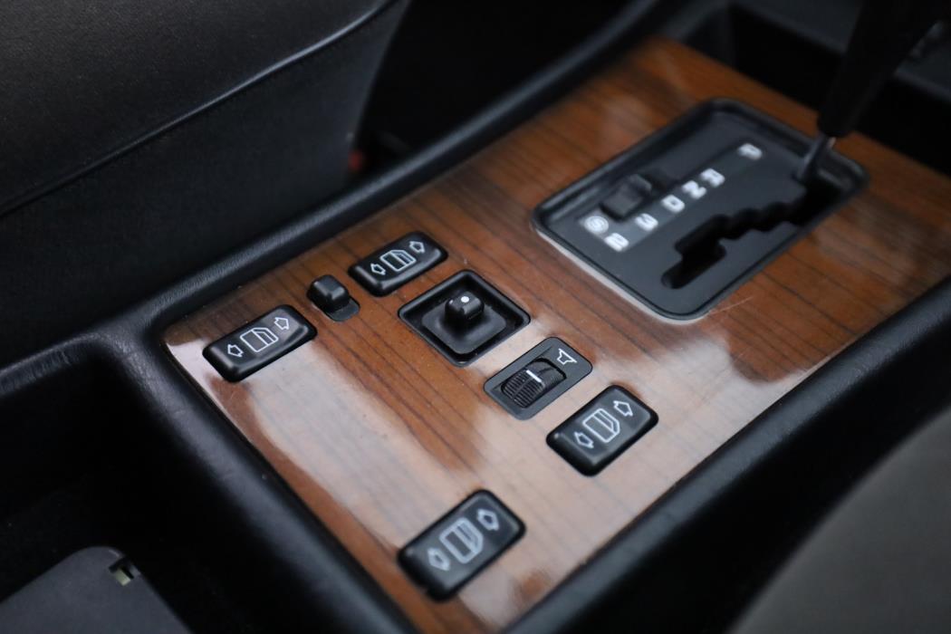 Mercedes-Benz 260 1989
