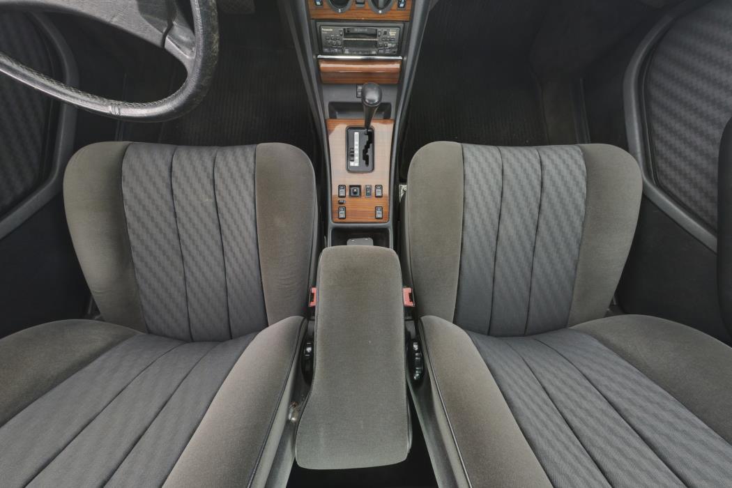 Mercedes-Benz 260 1989