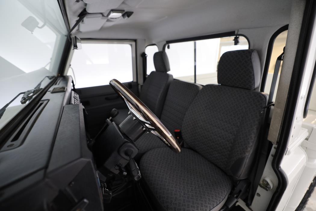 Land Rover Defender 2003