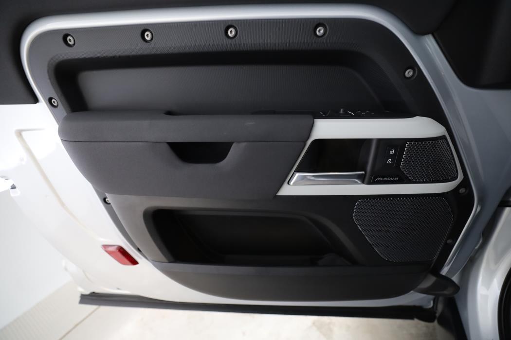 Land Rover Defender 2024