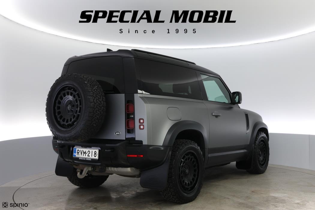 Land Rover Defender 2024