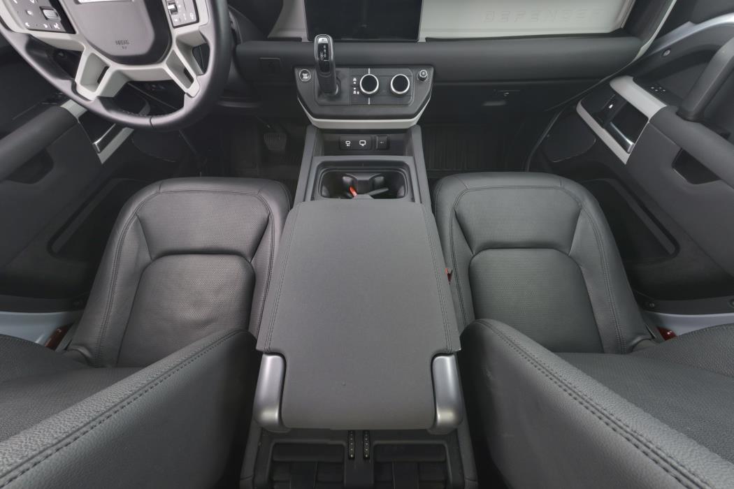 Land Rover Defender 2024