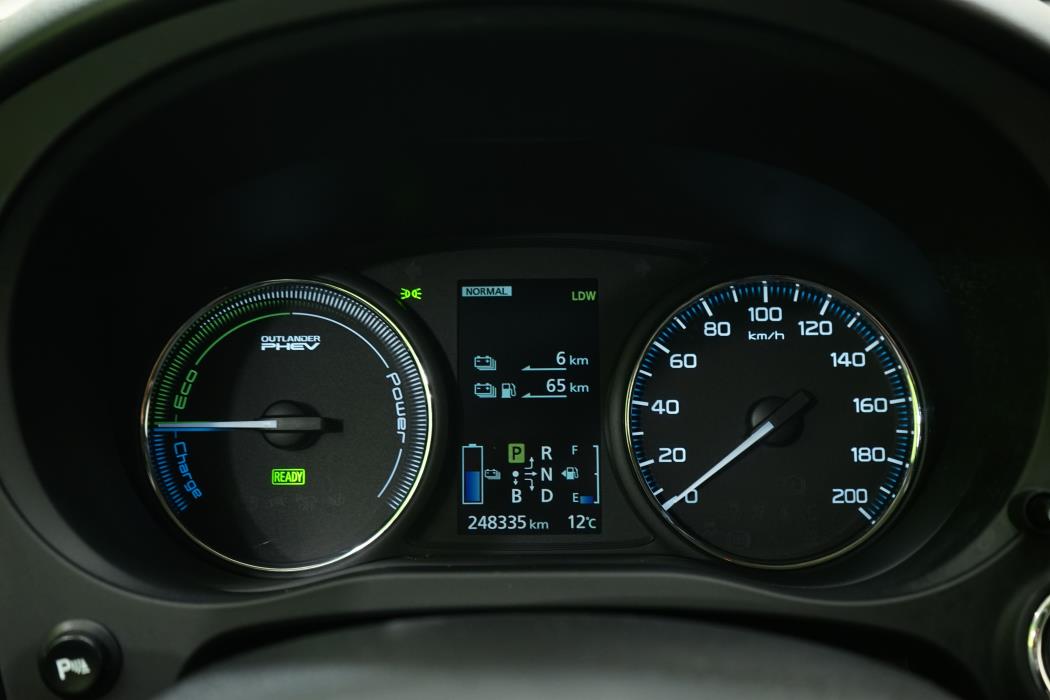 Mitsubishi Outlander PHEV 2014