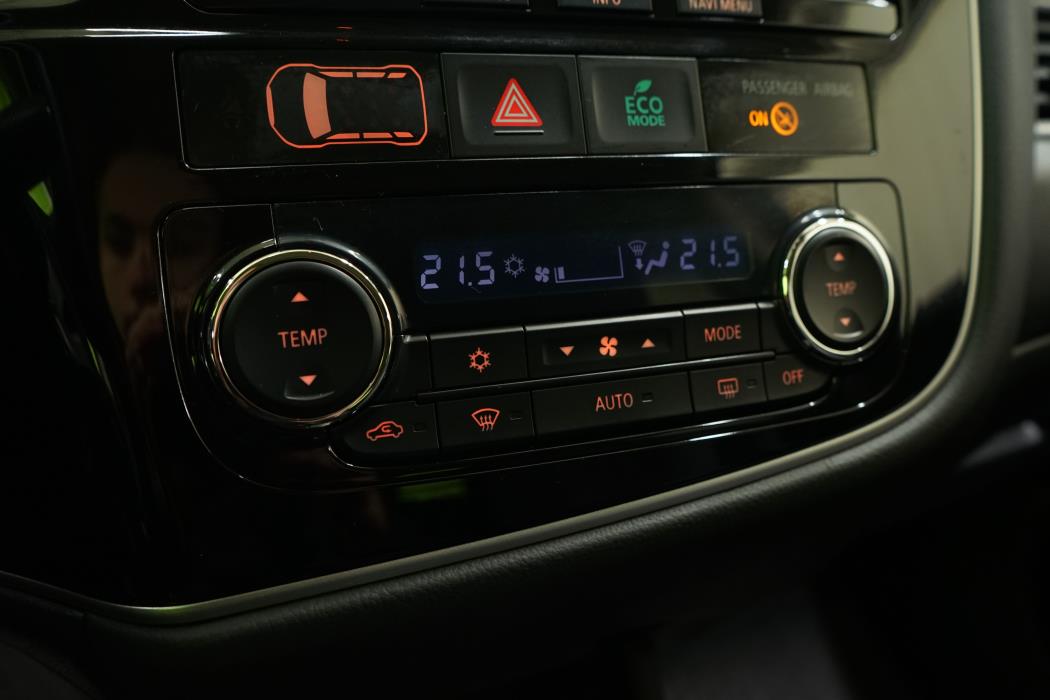 Mitsubishi Outlander PHEV 2014