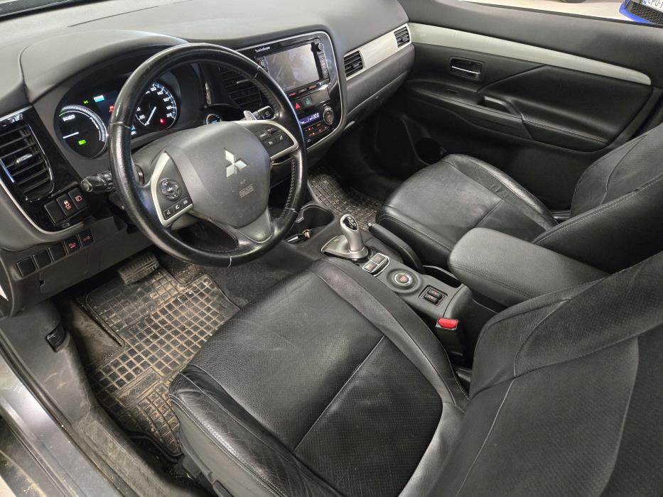 Mitsubishi Outlander PHEV 2013