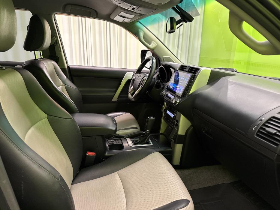 Toyota Land Cruiser 2011