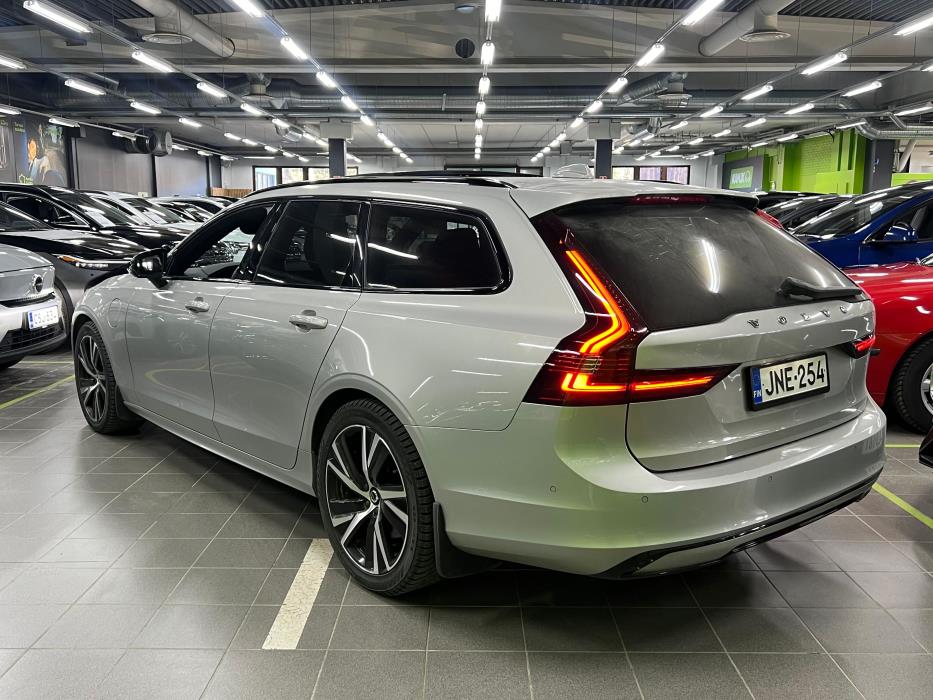 Volvo V90 2024