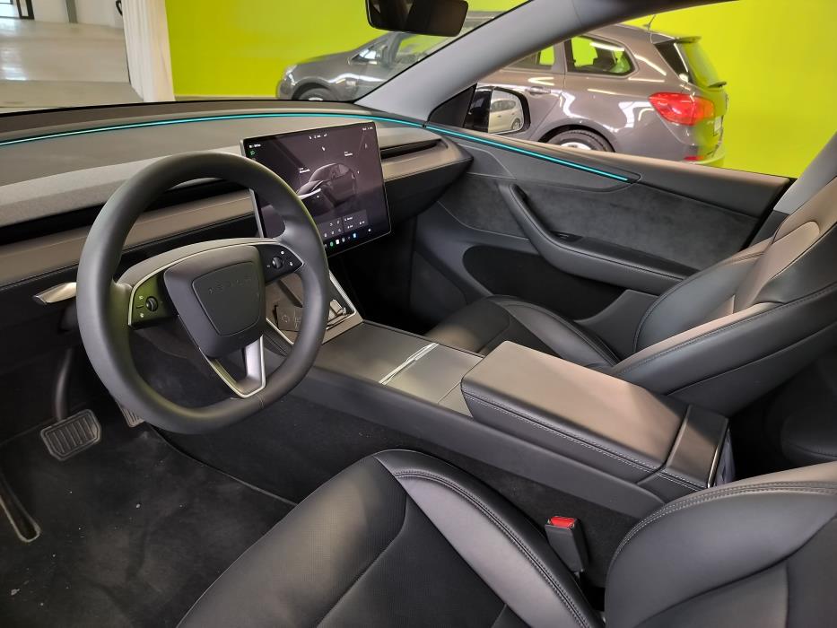 Tesla Model Y 2025