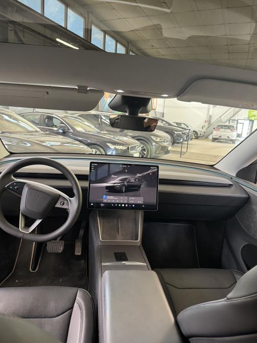 Tesla Model Y 2025