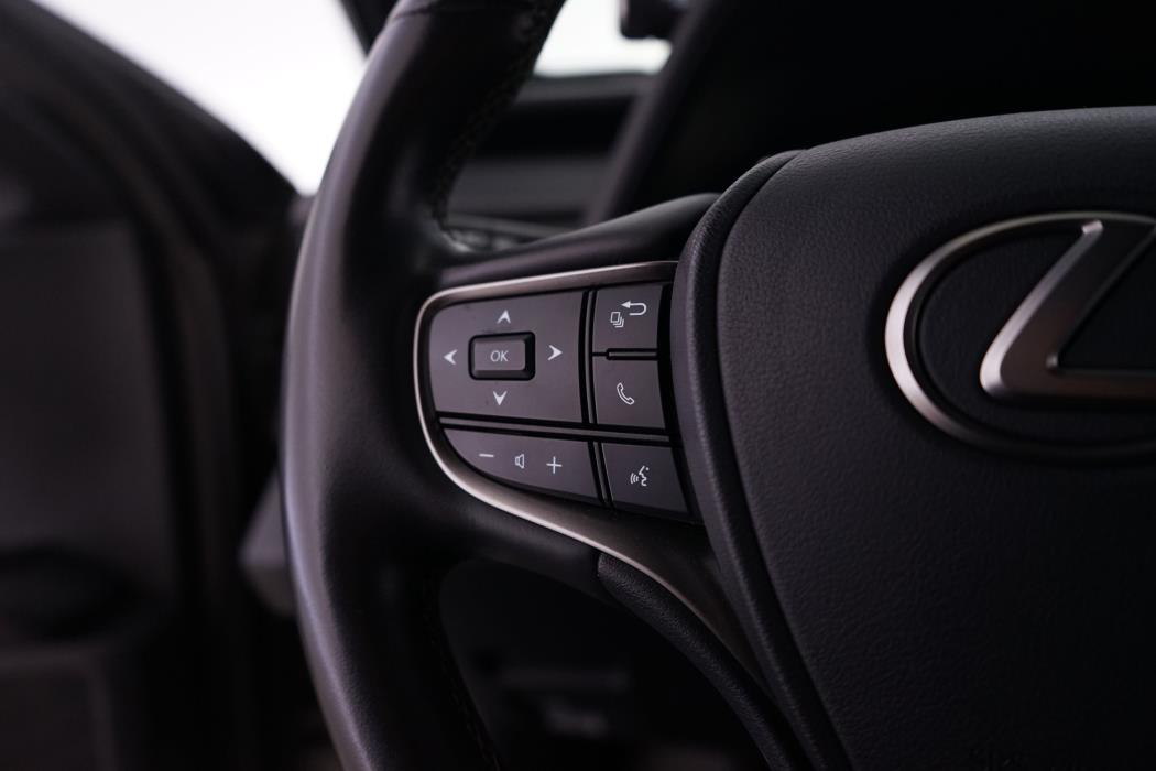 Lexus UX 2023