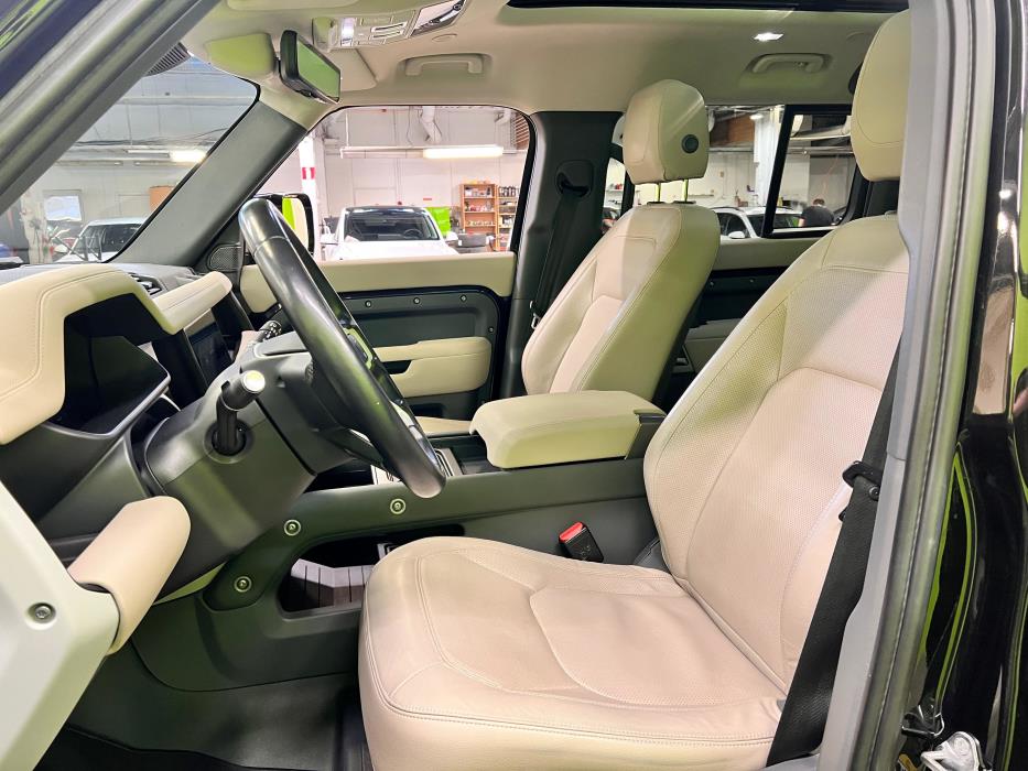 Land Rover Defender 2023