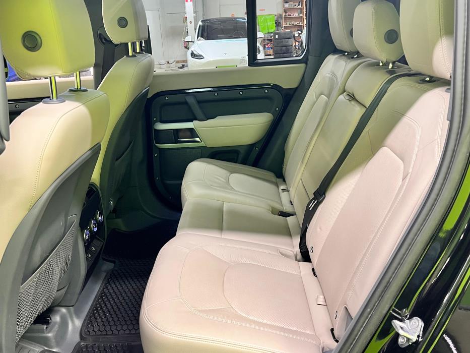 Land Rover Defender 2023