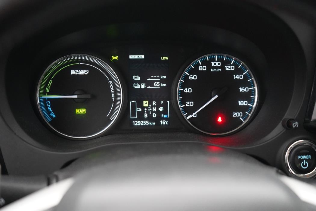 Mitsubishi Outlander PHEV 2015