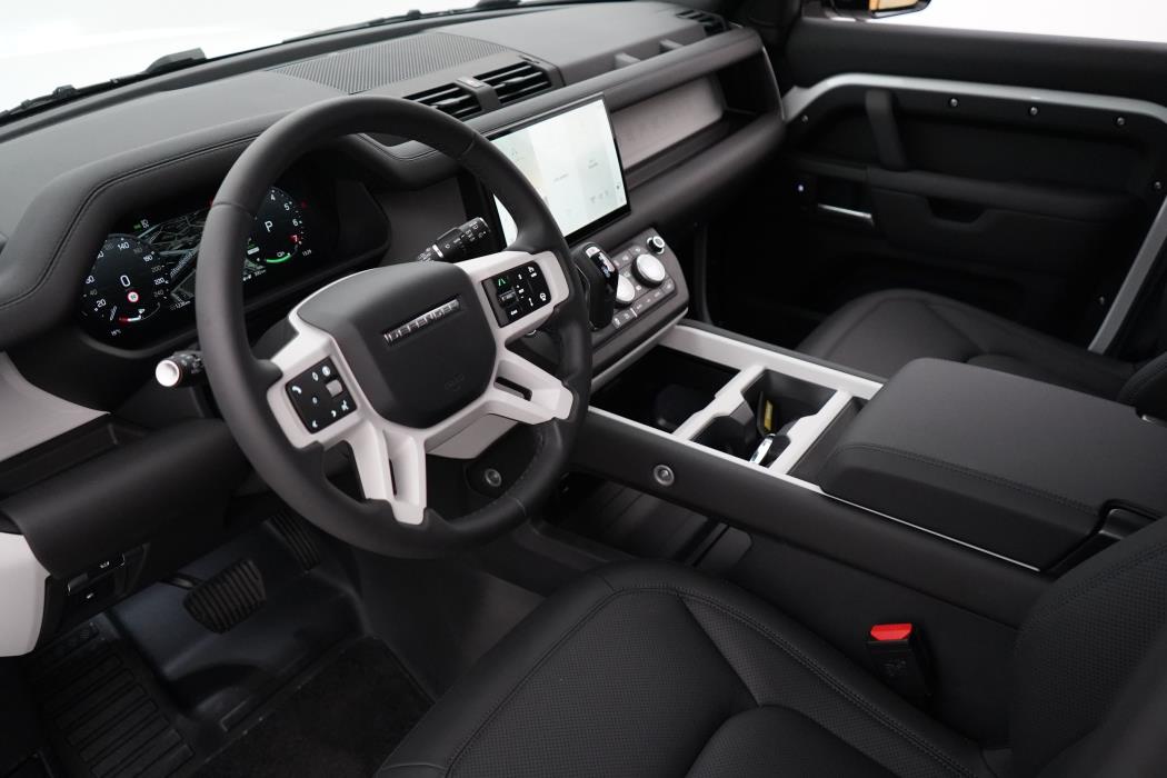 Land Rover Defender 2026