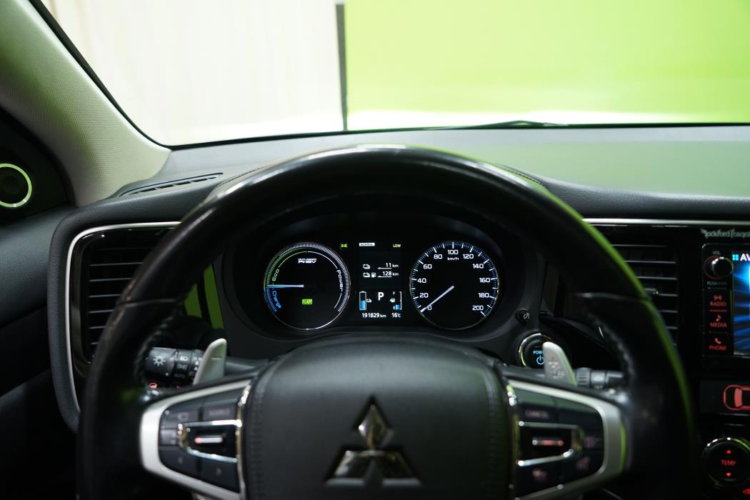 Mitsubishi Outlander PHEV 2016